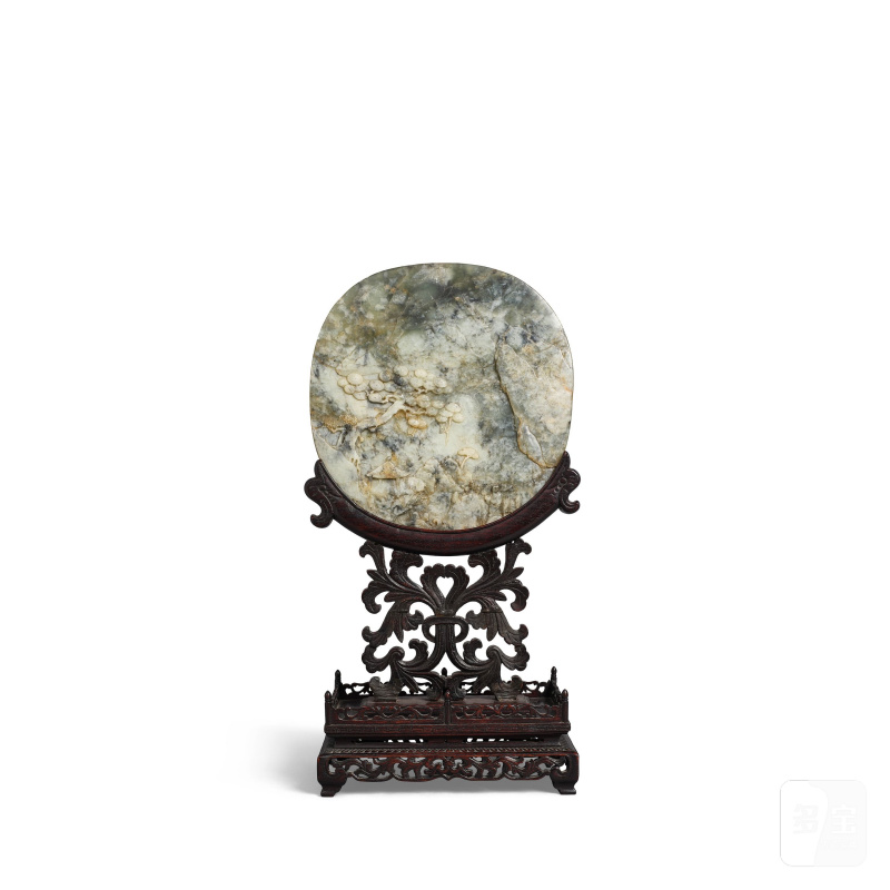 清 灰青玉雕山水圖桌屏 帶木座 | A MOTTLED JADE 'LANDSCAPE' TABLE SCREEN - 图1